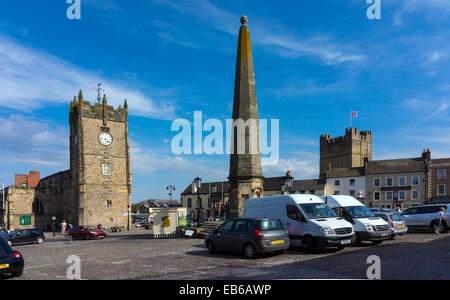 Richmond Marktplatz mit Market Cross, geparkte Autos und Pfarrkirche Stockfoto