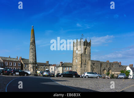 Richmond Marktplatz mit Market Cross, geparkte Autos und Pfarrkirche Stockfoto