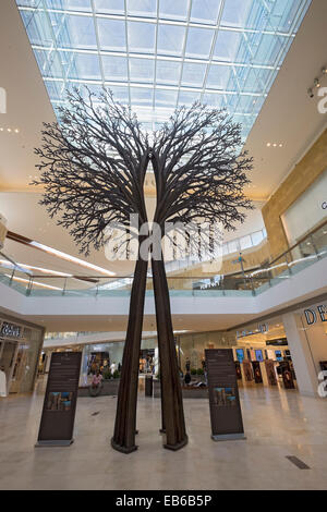 Baum-Skulptur im neuen Einkaufszentrum Yas Mall auf Yas Island in Abu Dhabi Vereinigte Arabische Emirate Stockfoto