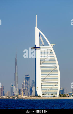 Skyline von Dubai mit Burj al Arab Hotel und Burj Khalifa Tower in Ferne in Vereinigte Arabische Emirate Stockfoto