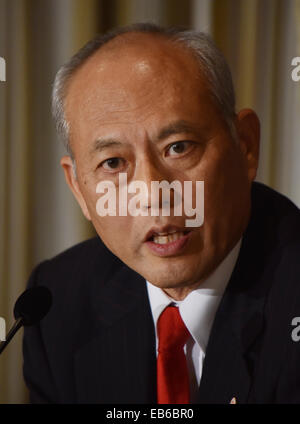 Tokio, Japan. 27. November 2014. Gov Yoichi Masuzoe von Tokio spricht leidenschaftlich über die Regierung Japans Hauptstadt während einer Pressekonferenz in Tokio Foreign Correspondents' Club of Japan auf Mittwoch, 27. November 2019. Masuzoe hat von einer Fact-Finding-Reise nach London, gerade wo er Olympische Anlagen auf Tournee. © Natsuki Sakai/AFLO/Alamy Live-Nachrichten Stockfoto