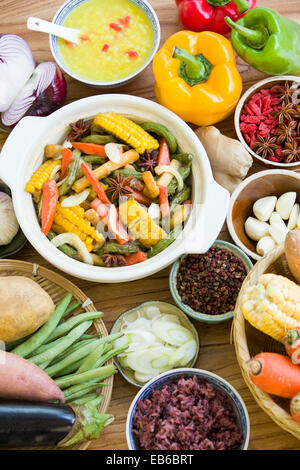 Verschiedene Gemüse und gekochten Gemüsegericht Stockfoto