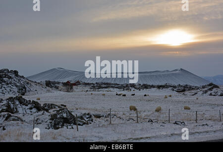 Sonnenaufgang über dem tephra Krater Hverfjall, in der Nähe von Mývatn in Island Stockfoto