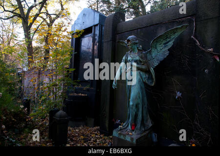 Beschädigte geflügelte Engel in St. Hedwig-Friedhof in Berlin Stockfoto