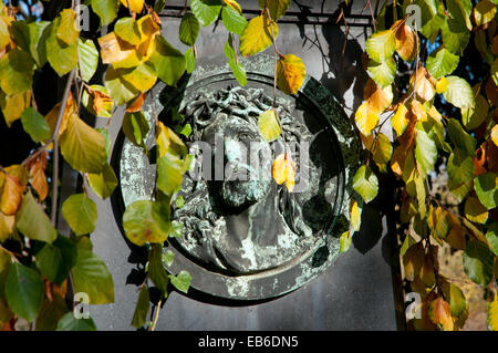 Bas-Relief Christi am Grab in St. Hedwig-Friedhof in Berlin, Blätter im Herbst Stockfoto