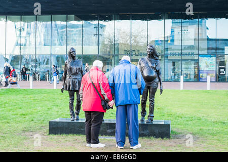 Eine echte Birmingham Familie Bronze-Statue Stockfoto