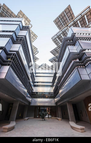 Moderne Architektur mit Sonnenkollektoren auf dem Dach, Institut für Wissenschaft und Technologie in Masdar City Abu Dhabi Vereinigte Arabische Emirate Stockfoto
