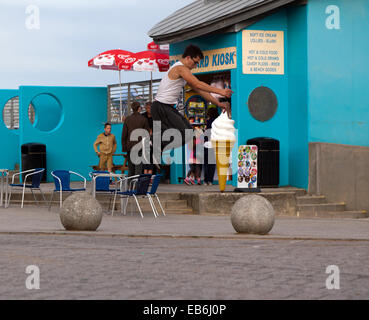 Ein junger Mann praktiziert Parkour bewegt sich am Hafen von Ramsgate, Kent. Stockfoto