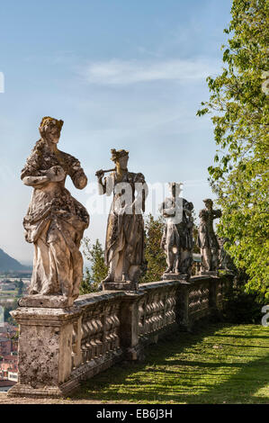 Die romantischen Gärten der Villa Trissino Marzotto aus dem frühen 18. Jahrhundert, Vicenza, Italien. Der untere Garten ist mit Statuen von Orazio Marinali gefüllt Stockfoto