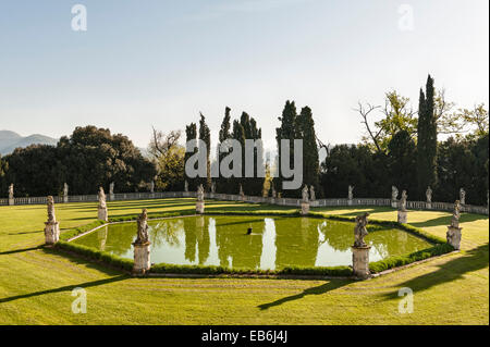 Die romantischen Gärten der Villa Trissino Marzotto aus dem frühen 18. Jahrhundert, Vicenza, Italien. Der Pool im unteren Garten, umgeben von Statuen von Orazio Marinali Stockfoto