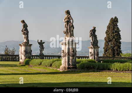 Die romantischen Gärten der Villa Trissino Marzotto aus dem frühen 18. Jahrhundert, Vicenza, Italien. Der untere Garten ist mit Statuen von Orazio Marinali gefüllt Stockfoto