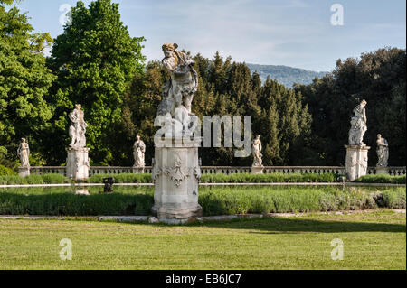 Die romantischen Gärten der Villa Trissino Marzotto aus dem frühen 18. Jahrhundert, Vicenza, Italien. Der Pool im unteren Garten, umgeben von Statuen von Orazio Marinali Stockfoto