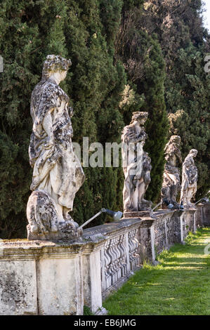 Die romantischen Gärten der Villa Trissino Marzotto aus dem frühen 18. Jahrhundert, Vicenza, Italien. Der untere Garten ist mit Statuen von Orazio Marinali gefüllt Stockfoto