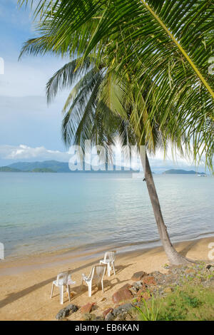 Koh Wai, Thailand. 27. November 2014. Leere Sitze im Koh Wai Pakarang Resort. Hunderte besuchen täglich, aber nur wenige bleiben über Nacht auf dieser Insel. Touristenzahlen nach unten vom traditionellen Besucherländer, aber aus China und Russland zu erhöhen. Herr Ministerpräsident, ein Mann des Militärs nach dem Putsch, eingefügt angekündigt, dass Wahlen nicht bis 2016 stattfinden können. Zunächst zeigt ein Backpacker Sachen gestohlen haben, woraufhin er wärmt, das Land und seine Menschen. Bildnachweis: Paul Quayle/Alamy Live-Nachrichten Stockfoto