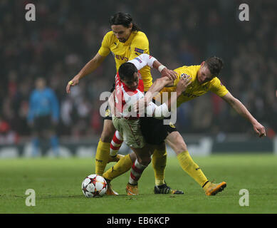 26. November 2014 tussles mit Dortmunds Neven Subotic und Kevin Grosskreutz - London, Vereinigtes Königreich - Arsenal Alexis Sanchez... UEFA Champions League - Arsenal Vs Borussia Dortmund - Emirates Stadium - England 26. November 2014 - Bild David Klein/Sportimage. Stockfoto