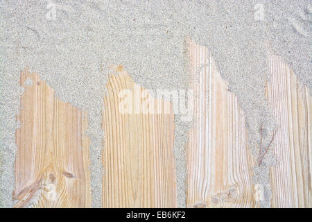 Sandy Holzplanken Hintergrund. Nahaufnahme der Promenade Planken bedeckt mit Sand in einem Muster, full-Frame. Stockfoto