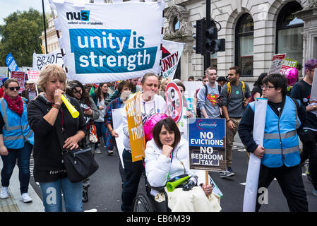 Großbritannien muss Zahlen steigen März, Frau im Rollstuhl gegen Schlafzimmer steuern, London, 18. Oktober 2014, UK Stockfoto