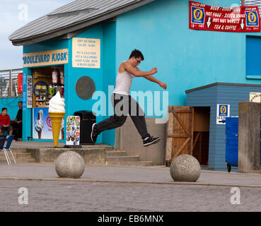 Ein junger Mann praktiziert Parkour bewegt sich am Hafen von Ramsgate, Kent. Stockfoto