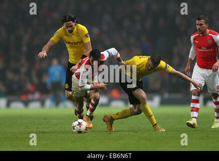 26. November 2014 tussles mit Dortmunds Neven Subotic und Kevin Grosskreutz - London, Vereinigtes Königreich - Arsenal Alexis Sanchez... UEFA Champions League - Arsenal Vs Borussia Dortmund - Emirates Stadium - England 26. November 2014 - Bild David Klein/Sportimage. Stockfoto