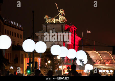 Leuchtende Luftballons Markierungslinie richten Sie vor dem Brandenburger Tor für 25. Jahrestag des Falls der Berliner Mauer Stockfoto