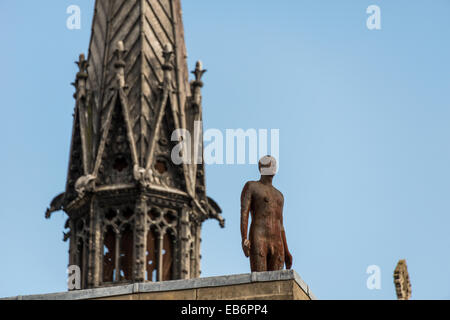 Der Iron Man von Antony Gormley auf dem Dach des Exeter College neben der Kapelle Turm Stockfoto