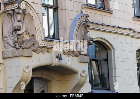 Detail der geschnitzten Stein Drache auf historische Gebäude in Riga, Lettland, entworfen von Konstantins Peksens Stockfoto