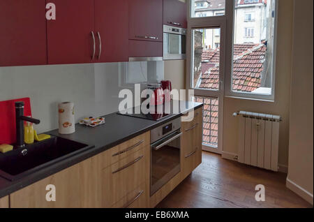 Wohnzimmer mit Küche in renovierte Wohnung in Sofia, Bulgarien Stockfoto