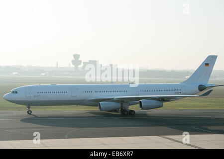 Berlin, Deutschland. 27. November 2014. Die "Robert Koch" Evakuierung Flugzeug landet auf dem Flughafen Tegel in Berlin, Deutschland, 27. November 2014. Der Airbus A340 hat eine Isolierung für hochinfektiöse Patienten mit z. B. Ebola. Foto: MAURIZIO GAMBARINI/Dpa/Alamy Live News Stockfoto