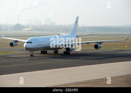 Berlin, Deutschland. 27. November 2014. Die "Robert Koch" Evakuierung Flugzeug landet auf dem Flughafen Tegel in Berlin, Deutschland, 27. November 2014. Der Airbus A340 hat eine Isolierung für hochinfektiöse Patienten mit z. B. Ebola. Foto: MAURIZIO GAMBARINI/Dpa/Alamy Live News Stockfoto