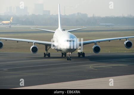 Berlin, Deutschland. 27. November 2014. Die "Robert Koch" Evakuierung Flugzeug landet auf dem Flughafen Tegel in Berlin, Deutschland, 27. November 2014. Der Airbus A340 hat eine Isolierung für hochinfektiöse Patienten mit z. B. Ebola. Foto: MAURIZIO GAMBARINI/Dpa/Alamy Live News Stockfoto