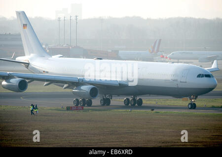 Berlin, Deutschland. 27. November 2014. Die "Robert Koch" Evakuierung Flugzeug landet auf dem Flughafen Tegel in Berlin, Deutschland, 27. November 2014. Der Airbus A340 hat eine Isolierung für hochinfektiöse Patienten mit z. B. Ebola. Foto: MAURIZIO GAMBARINI/Dpa/Alamy Live News Stockfoto