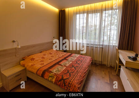 Schlafzimmer in frisch renovierte Wohnung in Sofia, Bulgarien Stockfoto