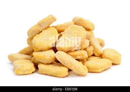 ein Haufen von Hähnchen-Nuggets auf weißem Hintergrund Stockfoto