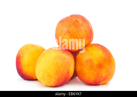 ein Haufen von appetitlich Nektarinen auf weißem Hintergrund Stockfoto