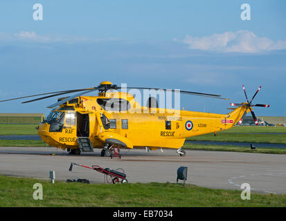 RAF-Sea King-Suche und Rettung Hubschrauber XZ588 auf Station Lossiemouth, Nordosten Schottlands.  SCO Stockfoto