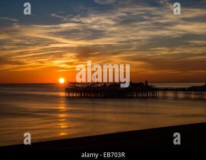 Sonnenuntergang über Brighton Pier, England, Vereinigtes Königreich Stockfoto