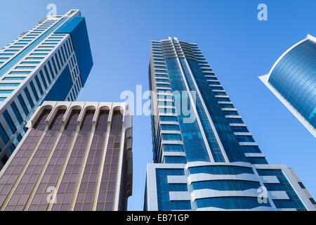 Manama, Bahrain - 21. November 2014: Moderne Bürogebäude und Hotels in der Stadt von Manama, Bahrain Stockfoto