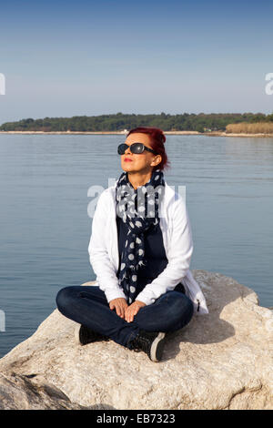 Hübsche Frau verfangen der Sonne Stockfoto