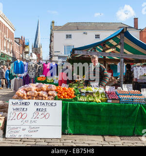 Obst und Gemüse am Markt von Chesterfield, Marktplatz, Chesterfield, Derbyshire, England, UK Abschaltdruck Stockfoto