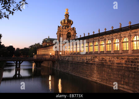 Main Krone Eingangstor, Zwinger Palast in den Abend, Dresden, Sachsen, Deutschland, Europa Stockfoto