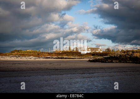 Gebäude von Cae Llyn, Anglesey, North Wales, an einem sonnigen Abend über Borthwen Strand aus betrachtet Stockfoto