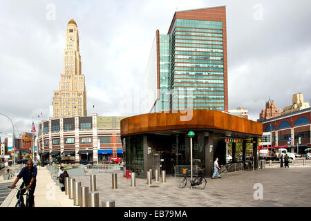 U-Bahn-Eingang auf der Barclays Center Plaza, Williamsburg Bank Neubau (jetzt Eigentumswohnungen) auf der linken Seite, Brooklyn, NY, USA, 15. Oktober 2014. Stockfoto