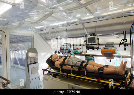 Berlin, Deutschland. 27. November 2014. Das Innere des "Robert Koch" Evakuierung Flugzeug auf dem Flughafen Tegel in Berlin, Deutschland, 27. November 2014. Der Airbus A340 hat eine Isolierung für hochinfektiöse Patienten mit z. B. Ebola. Foto: MAURIZIO GAMBARINI/Dpa/Alamy Live News Stockfoto