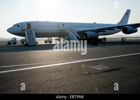 Berlin, Deutschland. 27. November 2014. Das "Robert Koch" Evakuierung Flugzeug auf dem Flughafen Tegel in Berlin, Deutschland, 27. November 2014. Der Airbus A340 hat eine Isolierung für hochinfektiöse Patienten mit z. B. Ebola. Foto: MAURIZIO GAMBARINI/Dpa/Alamy Live News Stockfoto