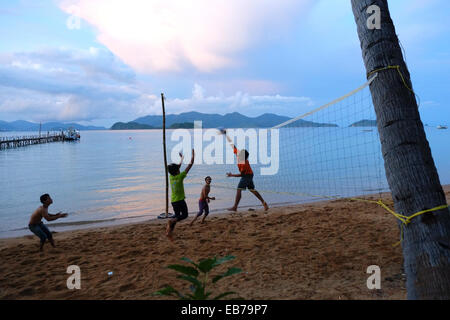 Koh Wai, Thailand. 27. November 2014. Am Pakarang Beach, Koh Wai. Die Einheimischen spielen Sie Volleyball am Sonnenuntergang. Hunderte besuchen täglich, aber nur wenige bleiben über Nacht auf dieser Insel. Touristenzahlen nach unten vom traditionellen Besucherländer, aber aus China und Russland zu erhöhen. Herr Ministerpräsident, ein Mann des Militärs nach dem Putsch, eingefügt angekündigt, dass Wahlen nicht bis 2016 stattfinden können. Online-Kampagne, die Zahl der Besucher: "Ich hasse dieses Land" geht viral. Bildnachweis: Paul Quayle/Alamy Live-Nachrichten Stockfoto