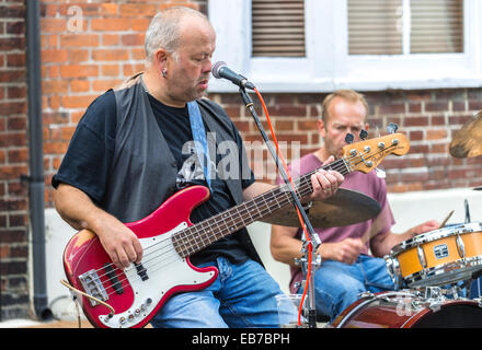 Man spielt eine e-Gitarre-Musik erklingt in Arundel Festival 2014 Stockfoto