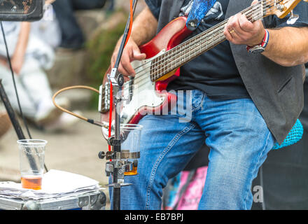 Man spielt eine e-Gitarre-Musik erklingt in Arundel Festival 2014 Stockfoto