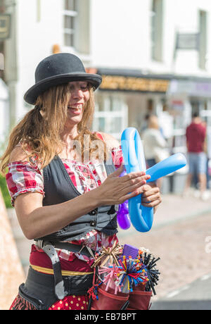 Dame spielen mit Ballon in Arundel Festival 2014 Stockfoto