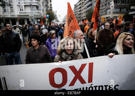 Thessaloniki, Griechenland. 27. November 2014. Schullehrer marschieren in den Straßen von Thessaloniki während eines 24-stündigen landesweiten Generalstreik in Griechenland zum protest gegen Sparmaßnahmen am 27. November 2014. Griechischen Gewerkschaften die öffentlichen Dienste heruntergefahren und öffentlichen Verkehrsmitteln zu stören. Bildnachweis: Konstantinos Tsakalidis/Alamy Live-Nachrichten Stockfoto