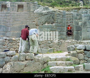 Peru, Tambomachay ist eine Inka archäologische Ort in der Nähe von Cusco, Fotografen fotografieren Frauen auf Tracht gekleidet Stockfoto